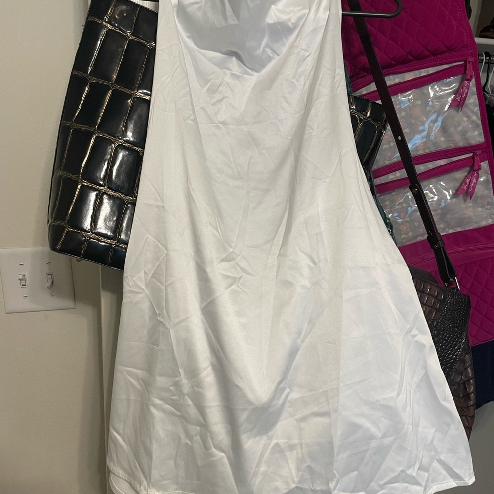 Elegant White Sleeveless Dress